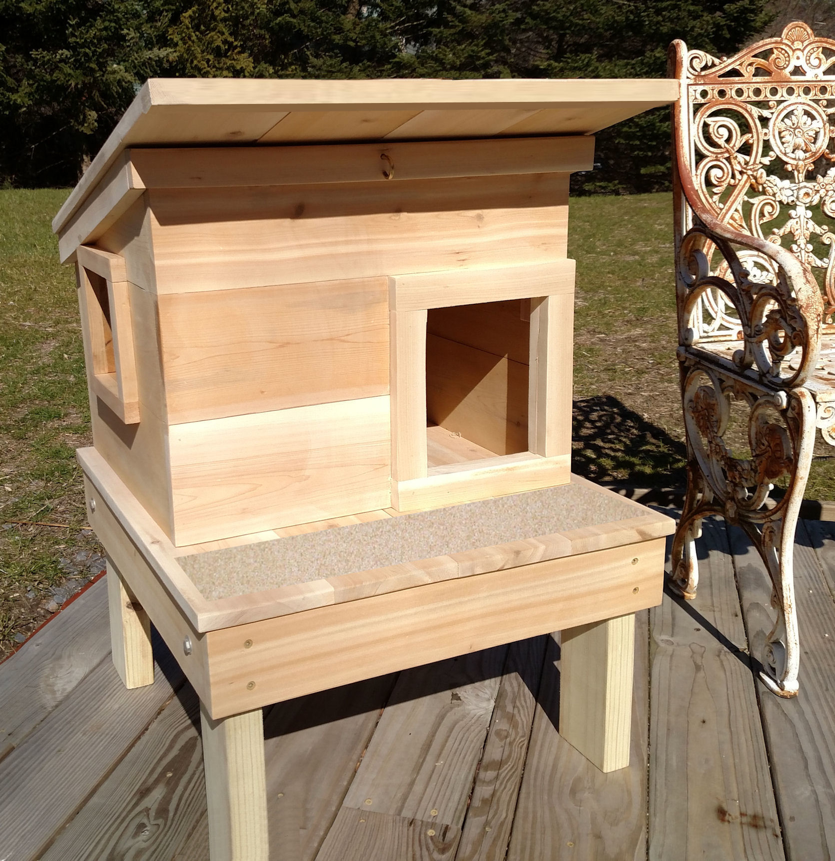 Outdoor Cat  House  Shelter from Touchstone Pet